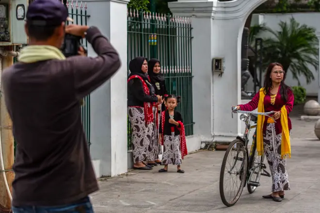Wisatawan berfoto di kawasan Jalan Malioboro, Yogyakarta, Rabu (27/11/2024). 