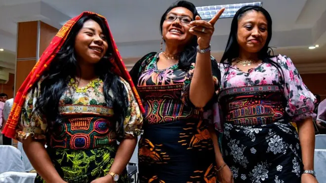 Mujeres guna vistiendo ropas que muestran el diseño tradicional conocido como mola.