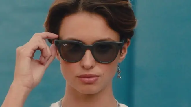 मेटा के नए हैडसैट पहने एक महिला