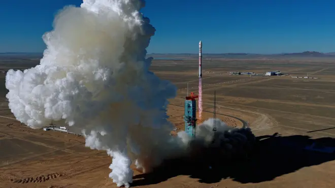 無人機遙距拍攝朱雀三號遙一運載火箭在甘肅酒泉東風商業航天創新試驗區發射升空(中新社圖片/藍箭航天供圖3/12/2025)