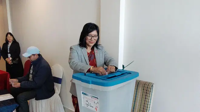 निर्वाचन आयोगले आयोजना गरेको नमुना मतदानका क्रममा निर्वाचन आयोगकी आयुक्त जानकीकुमारी तुलाधर