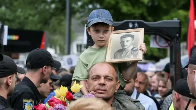 Учасники ходи "Безсмертний полк"