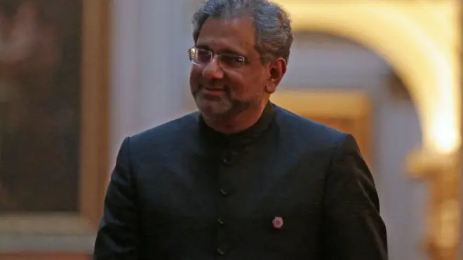 وزیراعظم عباسی نے کہا کہ وہ یہ وضاحت نہ تو آرمی چیف اور نہ ہی نواز شریف کی ایما پر دے رہے ہیں