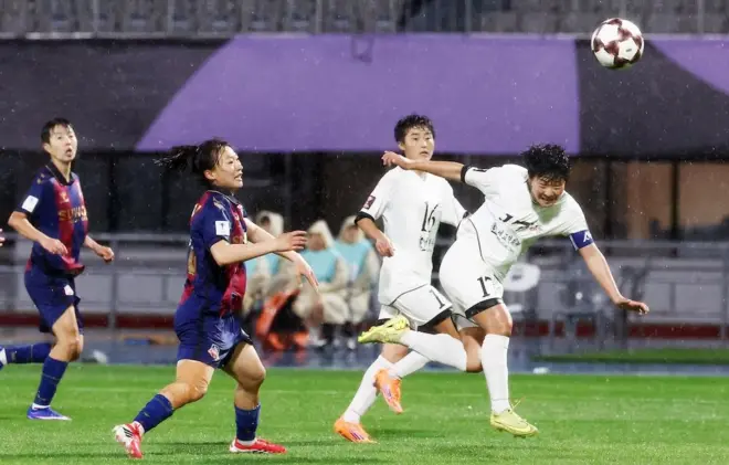 경기 중인 북한과 한국 여자 축구팀 