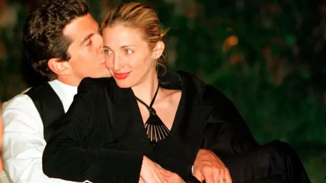 Джон Ф. Кеннеді-молодший цілує свою дружину Керолін у щоку 