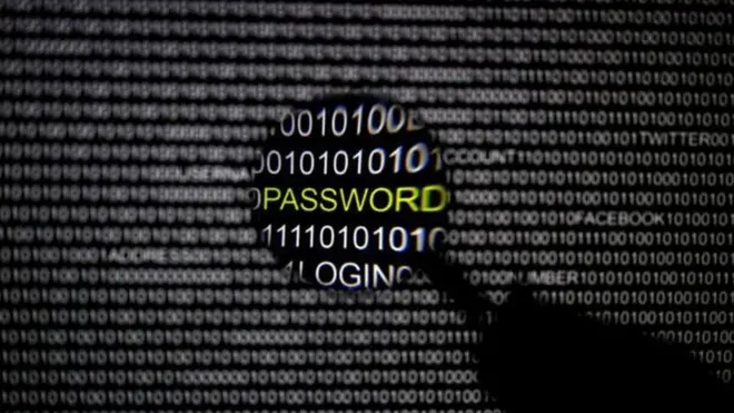 แว่นขยายส่องตัวเลขบนจอคอมพิวเตอร์