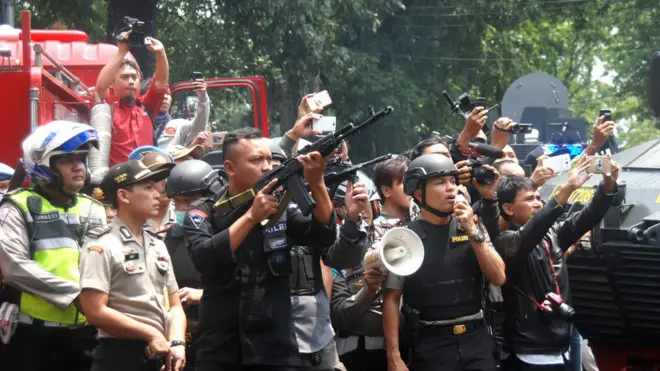Polisi saat meminta pelaku penyerangan bom di Bandung untuk menyerah dan keluar dari kantor kelurahan.