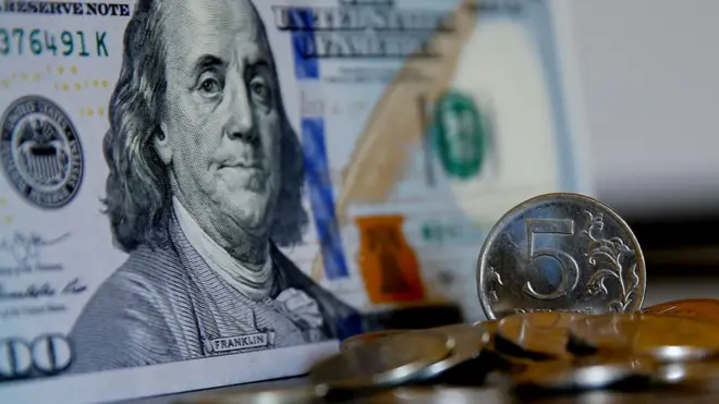 рублевая монета и доллар