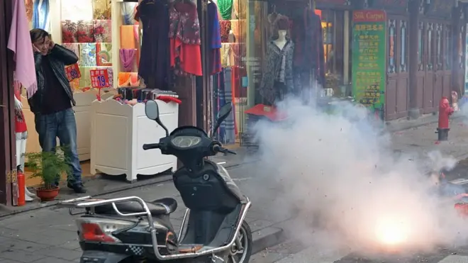 Đốt pháo mừng năm mới ở một cộng đồng người châu Á (hình minh họa)
