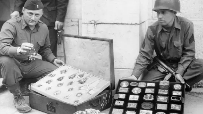 Meeshaalee jajjaboo saanduuqa keessa jiran.