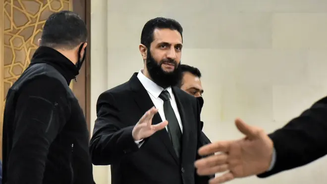 احمد شرع با پوشیدن کت و شلوار برای عکاسان در دمشق دست تکان می دهد
احمد شرع سوری، جدیدترین فرد در میان کسانی است که ابتدا تروریست شناخته می‌شدند، اما بعدها به عنوان رهبر سیاسی مشروع پذیرفته شدند