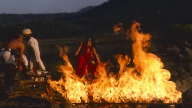 دی ڈیسیور نامی ایک فلم کا منظر جس میں ستی کے عمل کو دکھایا گیا ہے