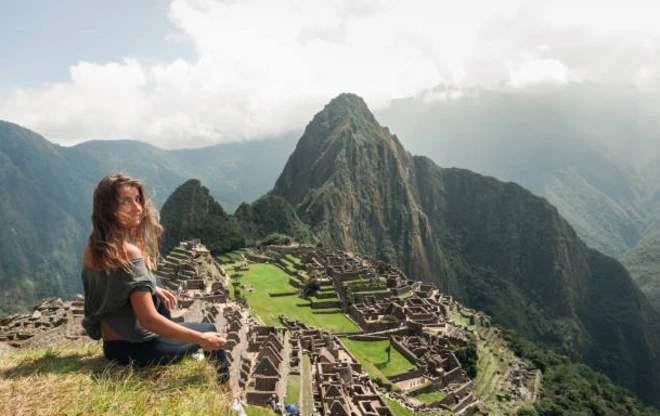 นักท่องเที่ยวต่างชาติชื่นชมทัศนียภาพที่สวยงามของมาชูปิกชู