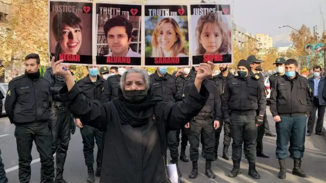 دومین هفته پیاپی حضور خانواده جانباختگان هواپیمای اوکراینی در مقابل دادگاه نظامی تهران