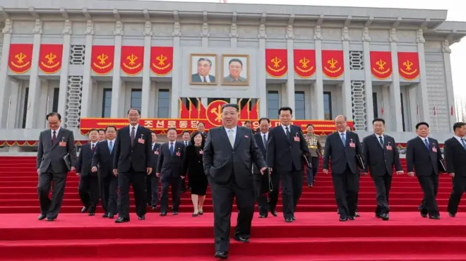평양에서 열린 조선노동당 제9차 대회를 마친 김정은 북한 국무위원장이 간부들과 함께 계단을 내려오고 있다. 이 사진은 날짜가 명시되지 않은 채 2026년 2월 26일에 공개됐다