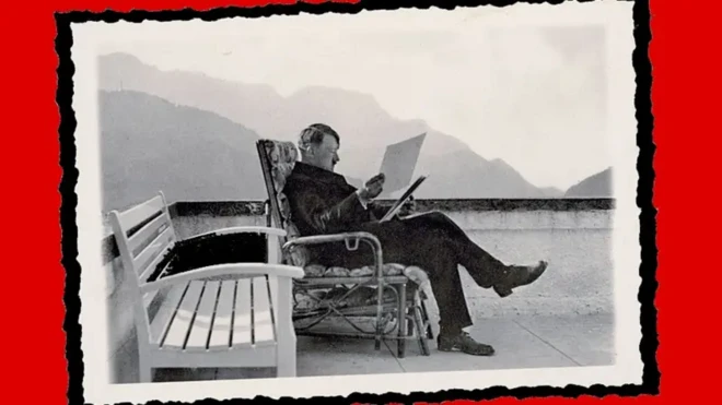 Adolf Hitler bir bankta oturuyor