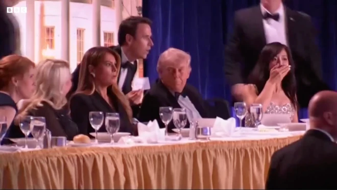 သေနတ်ပစ်ခတ်သံကြားခဲ့ရပြီးတဲ့နောက် ထရမ့်ကို ညစာစားပွဲကနေ မခေါ် ထုတ်ခင် စက္ကန့်ပိုင်းအလို အခိုက်အတန့်မြင်ကွင်း 