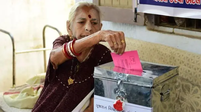 गुजरातमध्ये 2022 सालच्या निवडणूकीत पोस्टल मत देणारी एक ज्येष्ठ नागरीक