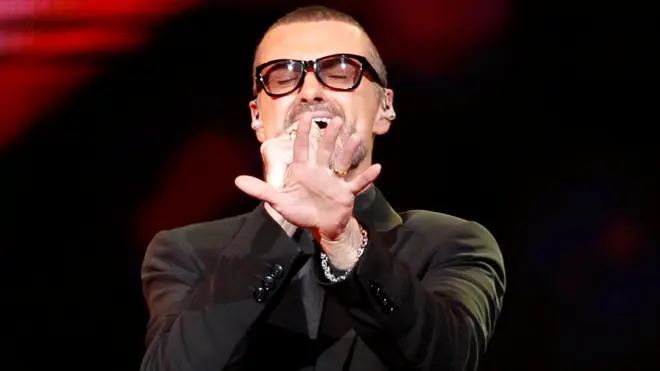 Times gazetesi haberinde, George Michael'ın Kıbrıs'tan göç etmiş bir çiftin oğlu olduğunu hatırlattı