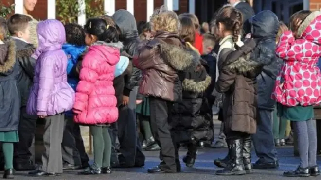 Tidak ada kebijakan khusus yang mengatur soal seragam sekolah. Sekolah bebas menerapkan aturan mereka sendiri, asalkan tidak melanggar undang-undang hak asasi manusia dan persamaan.