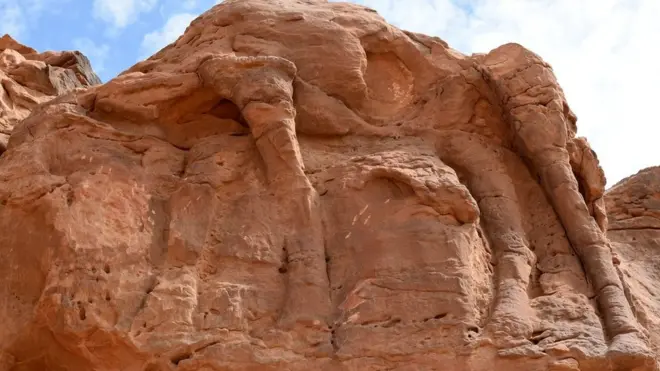 Эрозия повредила поверхность, что усложнило изучение скульптур