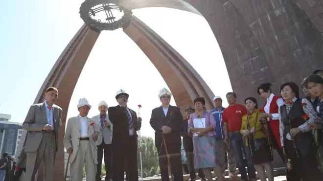 Жеңиш аянтында Экинчи Дүйнөлүк согушка кетип, бирок кайра мекенине кайтпаган, ошондой эле дайын-дареги жок жоокерлер эскерилди