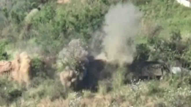 انڈین فوج کی جانب سے جاری کی گئی ویڈیو میں ایک پہاڑ پر قائم کچی عمارت پر بھاری ہتھیاروں سے فائرنگ دیکھی جا سکتی ہے