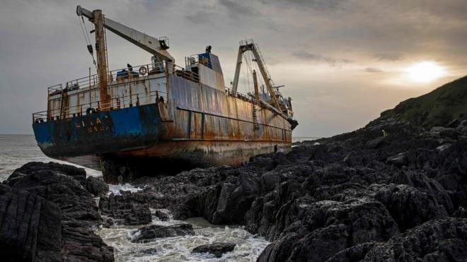 Imagen del barco fantasma abandonado Alta atrapado en las rocas de la costa irlandesa