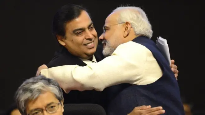 प्रधानमंत्री नरेंद्र मोदी के साथ मुकेश अंबानी