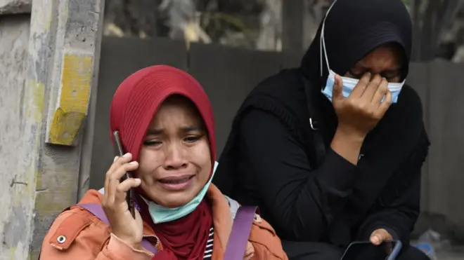 Sejumlah keluarga korban menanti informasi terkait keluarganya yang hilang saat erupsi Gunung Semeru di Desa Sumberwuluh, Lumajang, Jawa Timur, Senin (6/12/2021).