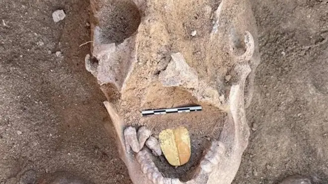 يُعتقد أن الموتى وضع داخل أفواههم تمائم من رقائق ذهبية على شكل ألسنة، لضمان قدرتها على النطق في العالم الآخر