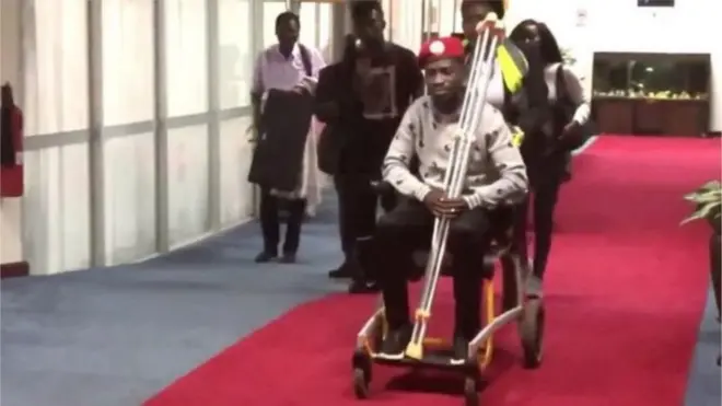 Mbunge Robert Kyagulanyi maarufu kama Bobi Wine alipokiwa akiondoka nchini Uganda kwenda kwenye matibabu nchini Marekani