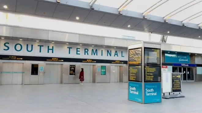 Sân bay Gatwick, London hôm Chủ Nhật vắng người, trong lúc các nước châu Âu bắt đầu áp lệnh cấm bay từ Anh
