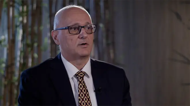 中国因在疫情爆发早期试图掩盖信息、让医生噤声受到质疑。BBC专访世卫组织驻华代表高力博士，询问他有关中国在疫情应对方面的角色。