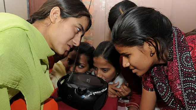 خواتین ریڈیو سن رہی ہیں