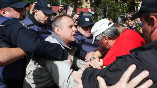 Три человека, задержанные возле посольства, уже отпущены на свободу