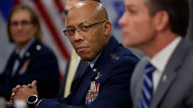 الجنرال سي كيو براون (وسط الصورة)