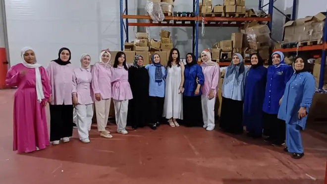 Fabrikada çekilmiş, aralarında ölen işçilerin de bulunduğu eski bir fotoğraf