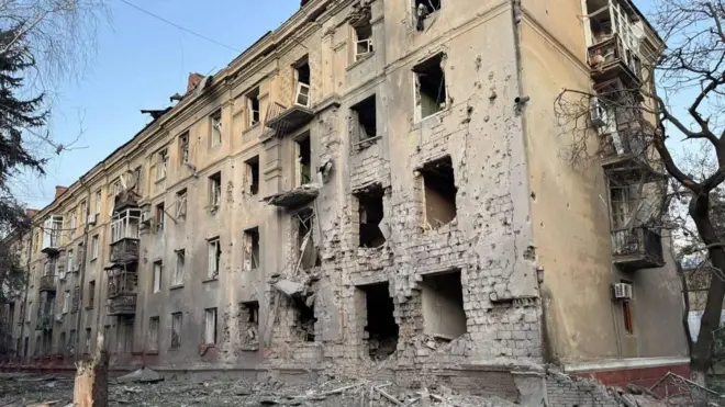 Знищений чотириповерховий будинок: вибиті вікна, знищені балкони та фасад щонайменше цілого підʼїзду.