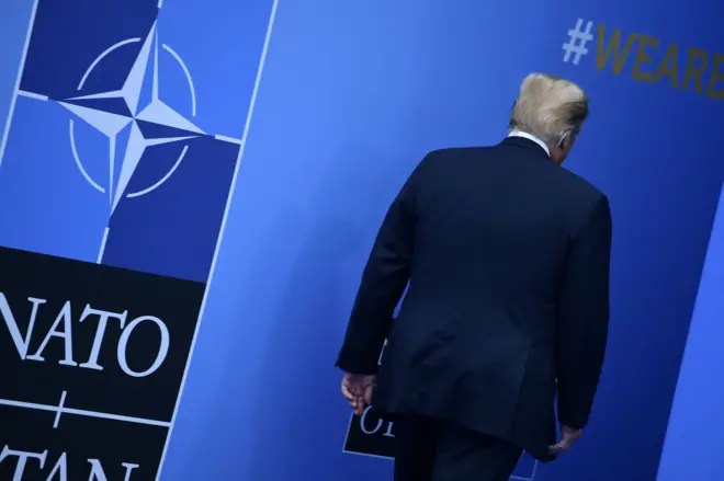Tổng thống Trump và logo Nato