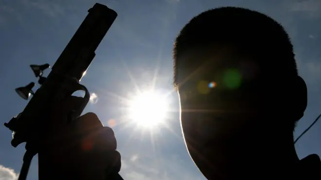 Un niño sostiene una pistola de juguete durante un acto simbólico en Medellín en marzo de 2009. 