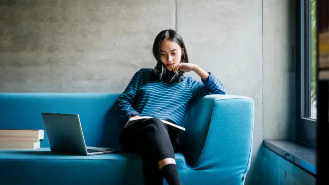 ٹانگ پر ٹانگ رکھ کر بیٹھنا