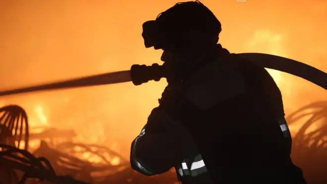 Пожежник ДСНС гасить пожежу на Дніпропетровщині