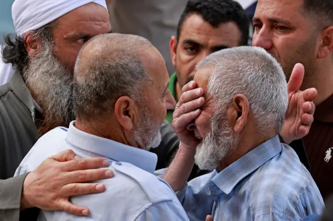 أفراد من عائلة أحد الفلسطينيين الأربعة الذين قُتلوا خلال اشتباكات، يبكون خارج مستشفى في نابلس بالضفة الغربية المحتلة، في 24 يوليو/تموز 2026.