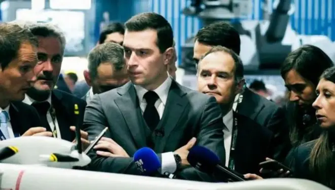 Jordan Bardella (les bras croisés) dirige le Rassemblement National en France