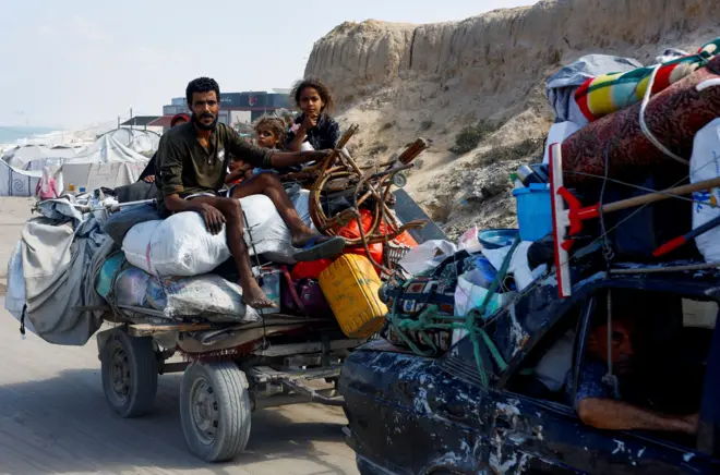 نازحون فلسطينيون فارون من شمال غزة جراء العملية العسكرية الإسرائيلية يتجهون جنوبًا، بعد أن أمرت القوات الإسرائيلية سكان مدينة غزة بالإخلاء إلى الجنوب، في وسط قطاع غزة، 29 سبتمبر/أيلول 2025