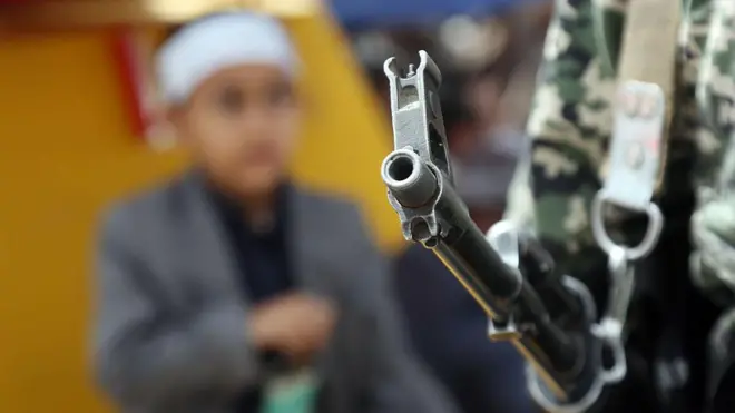 جندي من قوات الأمن اليمنية يقف للحراسة خلال احتجاج رفضاً لاستمرار الحصار الذي تقوده السعودية على اليمن، في 31 يوليو/تموز 2026 في صنعاء.