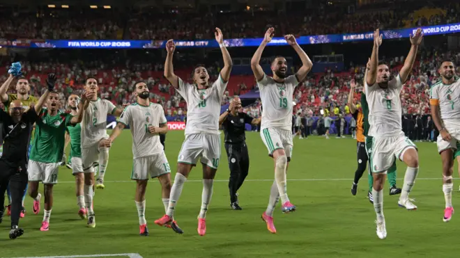 احتفال لاعبي المنتخب الجزائري بعد التأهل إلى دور الـ 32 من بطولة كأس العالم 2026
