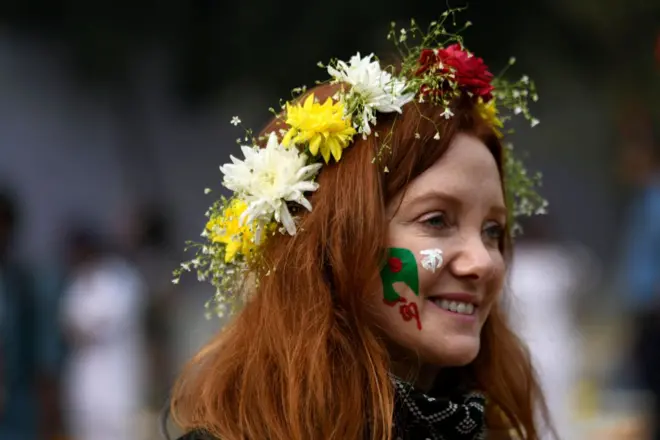 আন্তর্জাতিক মাতৃভাষা দিবসে বাংলাদেশের ভাষা শহীদদের প্রতি শ্রদ্ধা জানচ্ছেন একজন বিদেশি পর্যটক।