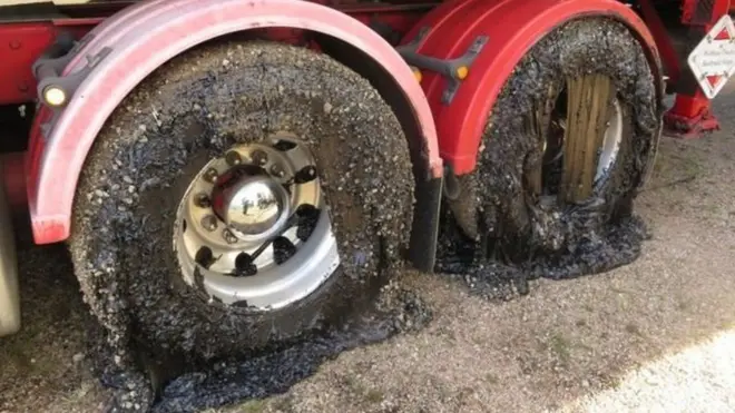 ګرمې هوا د سړکونو قیر ویلې کړی چې موټر پکې بند پاتې شوي